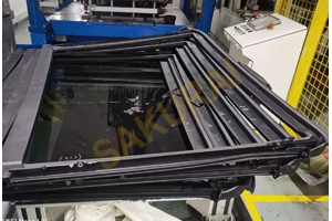 汽车前后风挡玻璃包边整体注塑包边工艺